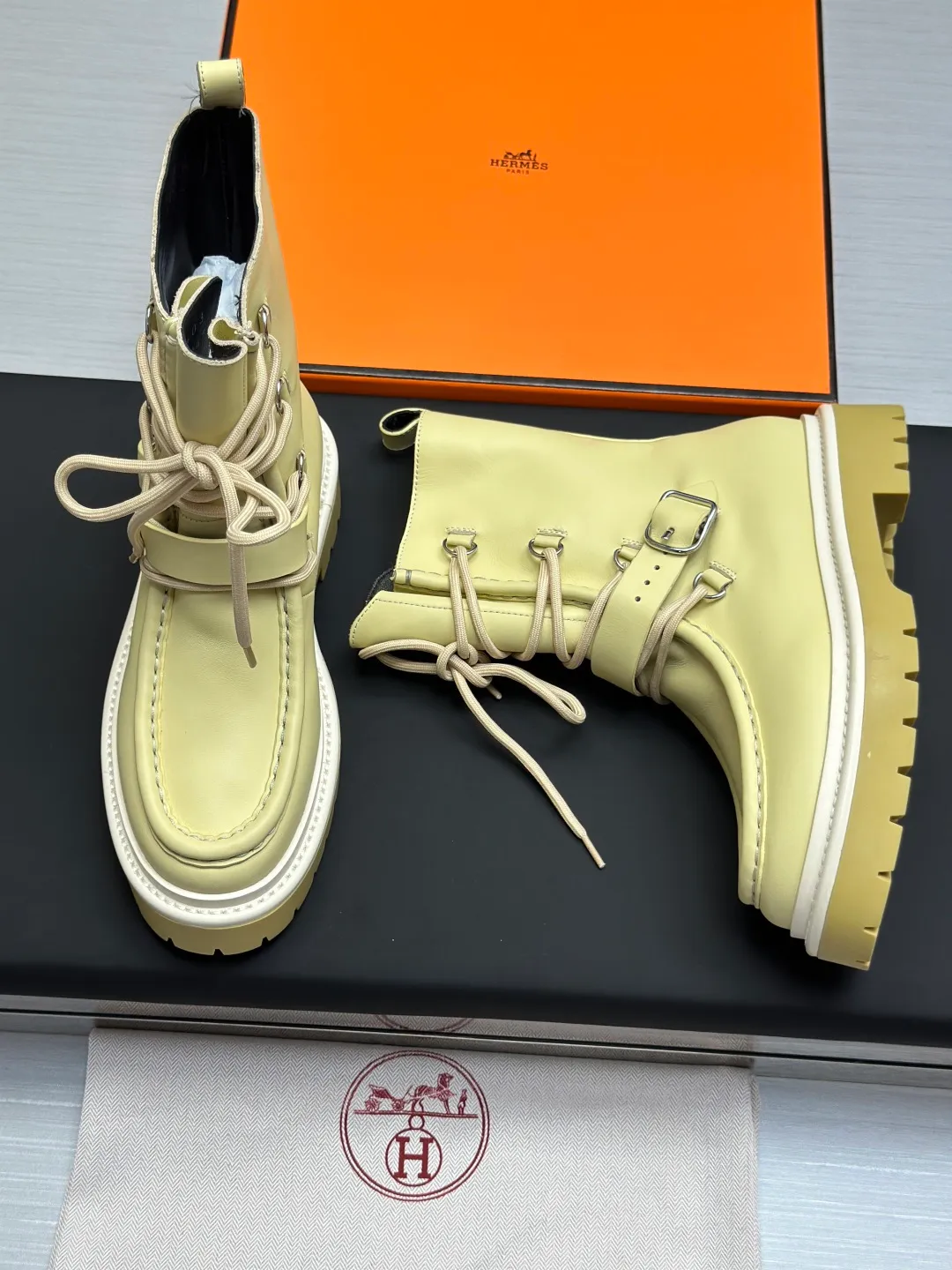 👟👟Ex-factory price 820👟👟 Hermes Martin boots fe new arrival~ Autumn and winter new Bouncing Martin boots casual shoes, the most comfortable shoes from Hermès, no one else⃣️, very light on the feet and good-looking, you will not feel tired when you go shopping and running around👍 The cowhide stitching feels good, very beautiful and versatile, very light and comfortable Hermès GD9321 is perfect for both sports and leisure. It feels great when you step on it! ✔️Fabric: Imported cowhide ✔️Inner lining: Imported silk sheepskin for lining insoles ✔️Outsole: Seamless combination of IP+TPU (multi-color letters) German technology irradiation machine ✔️Size: #35-40 code 🎁Top quality, simultaneous full set of packaging